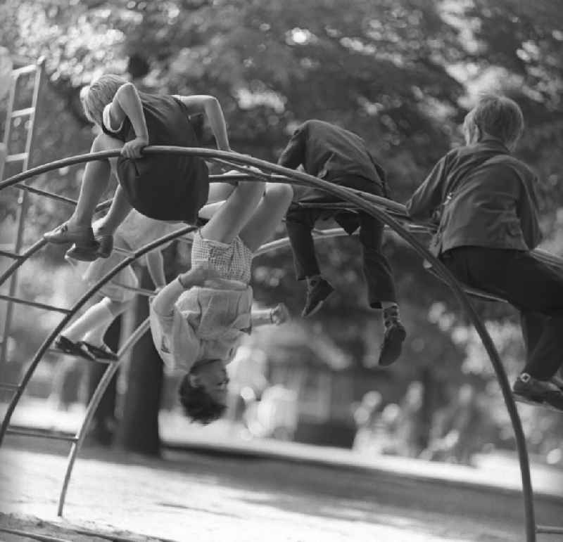 Zwei Tage im Leben einer alleinerziehenden Frau mit zwei Kindern in Ostberlin. Zwischen Privatem, Arbeit und Weiterbildung ( EDV Kurs ). Kindern spielen / klettern auf einem Klettergerüst auf dem Spielplatz des Tierpark Berlin Friedrichsfelde.