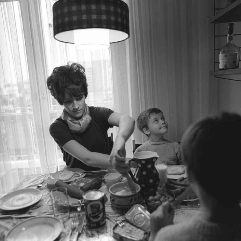 Zwei Tage im Leben einer alleinerziehenden Frau mit zwei Kindern in Ostberlin. Zwischen Privatem, Arbeit und Weiterbildung ( EDV Kurs ). Die Familie sitzt am Tisch und ißt Abendbrot.
