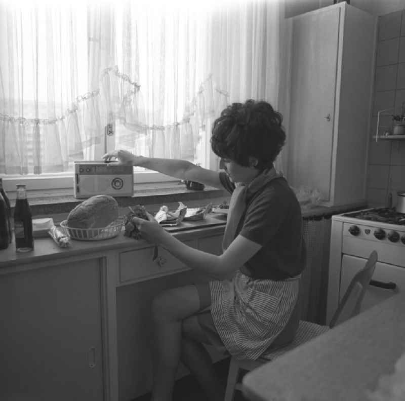 Zwei Tage im Leben einer alleinerziehenden Frau mit zwei Kindern in Ostberlin. Zwischen Privatem, Arbeit und Weiterbildung ( EDV Kurs ). Die Frau bei der Arbeit in der Küche der Wohnung.
