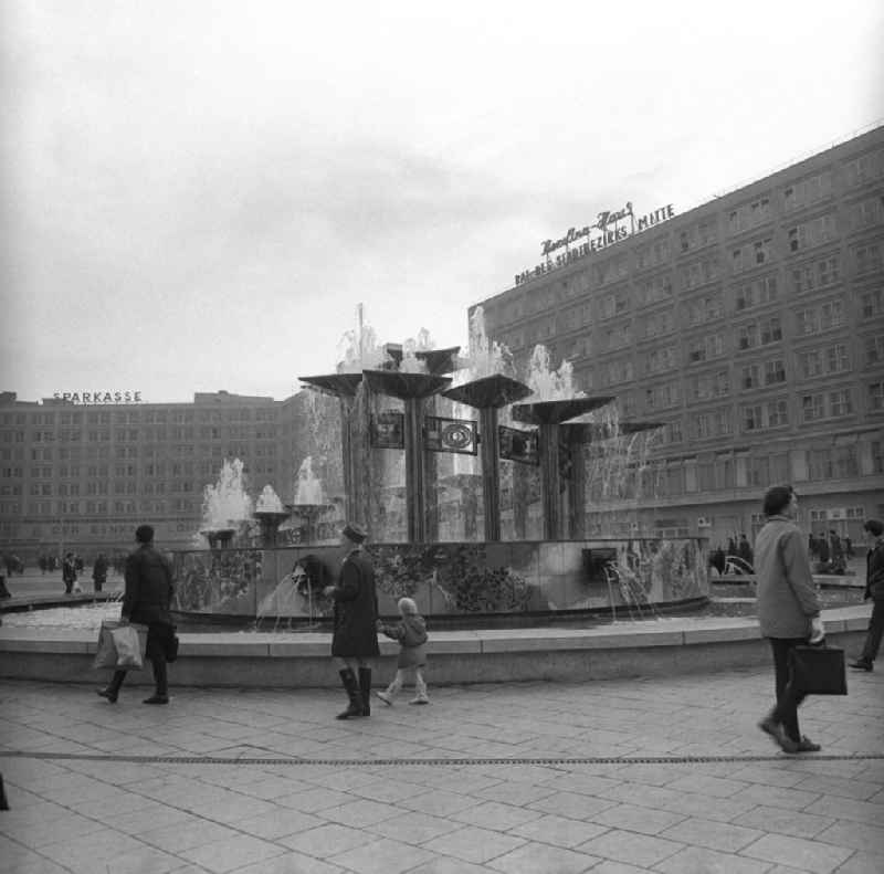 Im Hintergrund das Berolinahaus, von 1952 - 1998 Sitz des Rat des Stadtbezirk Mitte bzw. Bezirksamt Mitte. Links daneben das Alexanderhaus. Im Zentrum der Brunnen der Völkerfreundschaft.
