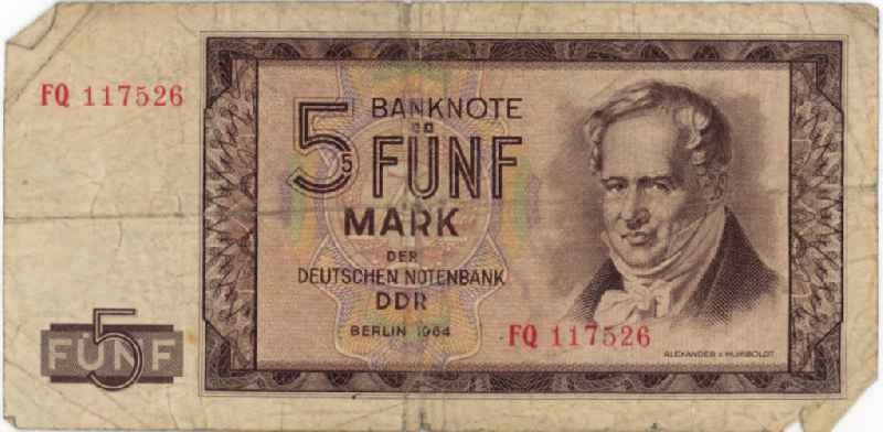 Banknoten der Mark der DDR Ausgabe 1964 in Stückelung zu 5 Mark der DDR mit dem Porträt Alexander von Humboldt.