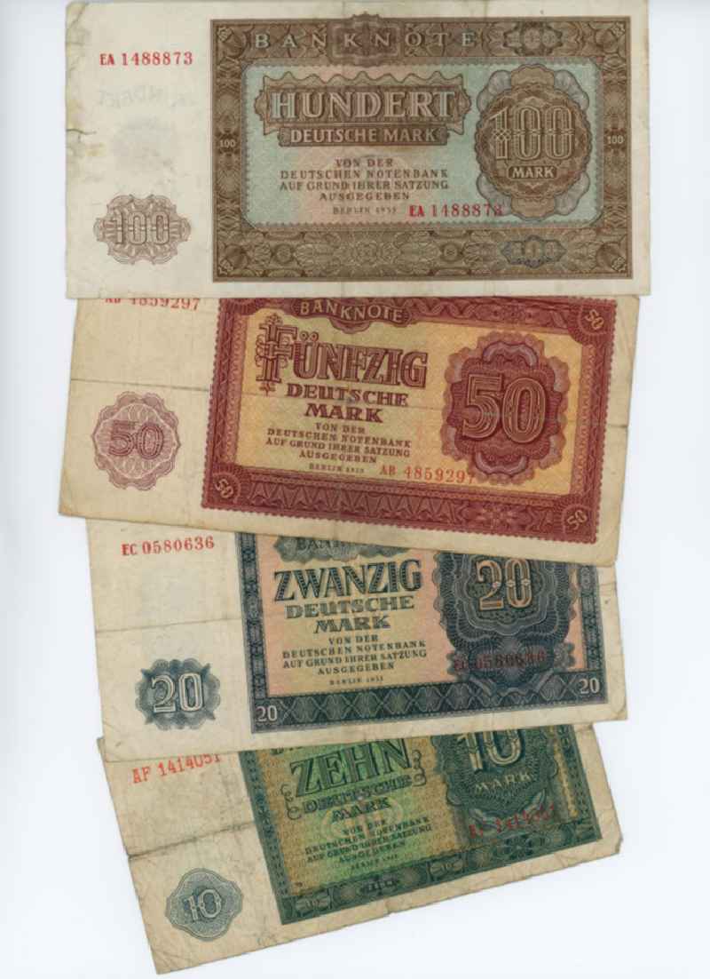 Banknoten der Mark der DDR Ausgabe 1953 in Stückelung zu  zehn, zwanzig, fünfzig und einhundert Mark der DDR.