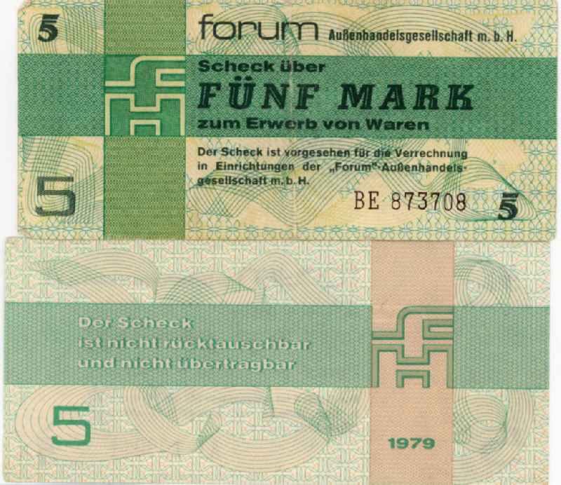 Vorder- und Rückseite eines Forum-Schecks der DDR in der Stückelung von fünf Mark. Als Forumscheck wurde in der DDR ein Zahlungsmittel bezeichnet, das von der Forum Außenhandelsgesellschaft m.b.H., einer 1976 gegründeten Tarnfirma des Bereichs Kommerzielle Koordinierung des DDR-Außenhandelsministeriums, ausgegeben wurde. Mit Forumschecks konnten DDR-Bürger in den Intershops einkaufen, dabei entsprach eine Forumscheck-Mark einer D-Mark. Nach Einführung dieser Schecks am 16. April 1979 war es den DDR-Bürgern verboten, frei konvertierbare Devisen zu besitzen, lediglich der Besitz von Forumschecks war erlaubt. Ziel dieser Regelung war es, die in die DDR eingeführten westlichen Valuten möglichst schnell abzuschöpfen. Um die Forumscheck-Regelung durchzusetzen, durften nur Nicht-DDR-Bürger im Intershop mit Devisen bar zahlen und mussten dazu den Reisepass vorzeigen. DDR-Bürger durften dies offiziell nicht und mussten das „Westgeld“ vorher in den Filialen der Staatsbank der DDR gegen Forumschecks einwechseln.