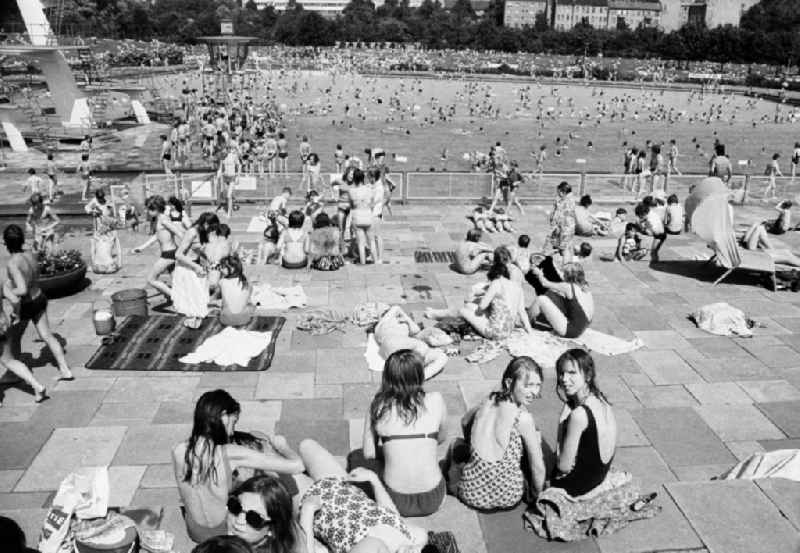 Bathers in the swimming pool and the outdoor facilities of the swimming pool Pankow in the district Pankow in Berlin Eastberlin on the territory of the former GDR, German Democratic Republic
