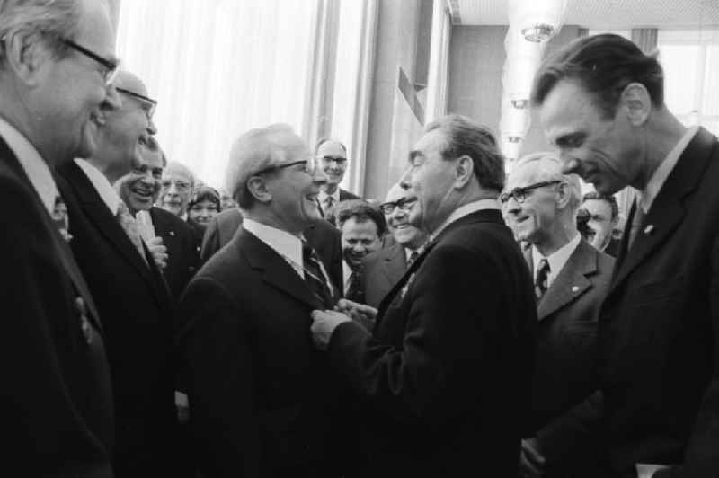 Leonid Iljitsch Breschnew während seines Staatsbesuch im Staatsrat bei Erich Honecker, Walter Ulbricht und Willi Stoph.