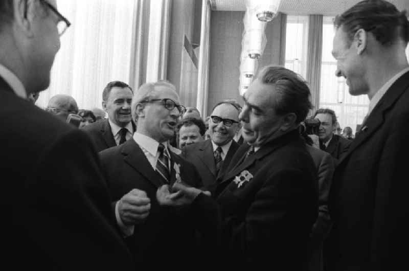 Leonid Iljitsch Breschnew während seines Staatsbesuch im Staatsrat bei Erich Honecker, Walter Ulbricht und Willi Stoph.