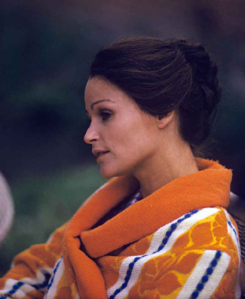 Porträtaufnahme der Schauspielerin Angelica Domröse, aufgenommen 1975 während einer Drehpause. Durch ihre Rolle in Heiner Carows Kultfilm 'Die Legende von Paul und Paula' wurde sie zu einer der bekanntesten Schauspielerinnen der DDR.