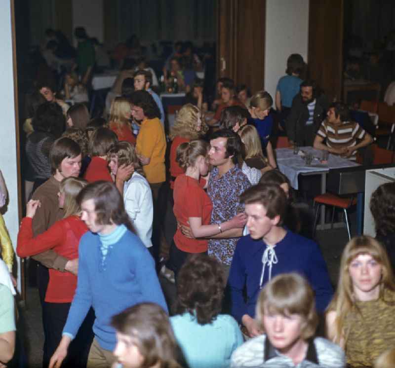 Jugendliche vergnügen sich beim Tanz in der beliebten Berliner Diskothek und Jugendclub Alextreff gegenüber der Rathauspassagen am Alexanderplatz.