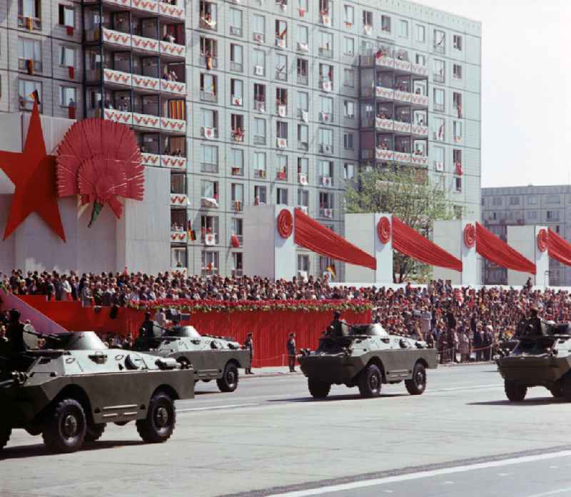 Militärparade der Nationalen Volksarmee (NVA) anläßlich der traditionellen Demonstration in der Hauptstadt der DDR am 1. Mai 1975, dem 'Internationalen Kampf- und Feiertag der Werktätigen für Frieden und Sozialismus', aufgenommen auf der Berliner Karl-Marx-Allee.