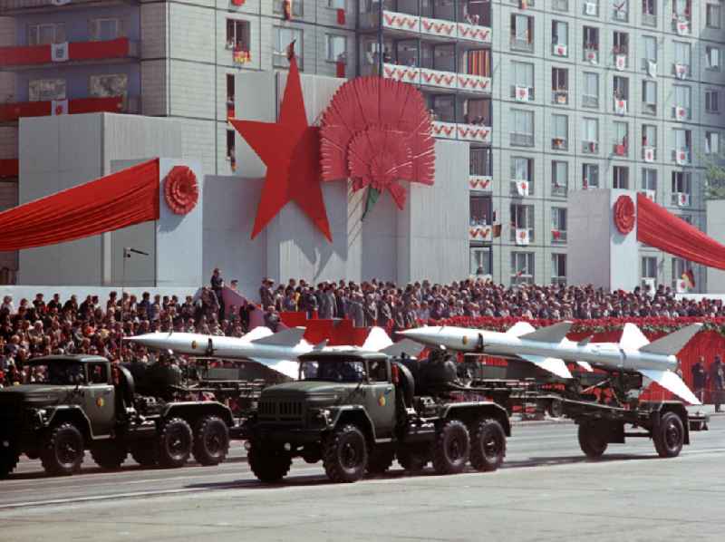 Militärparade der Nationalen Volksarmee (NVA) anläßlich der traditionellen Demonstration in der Hauptstadt der DDR am 1. Mai 1975, dem 'Internationalen Kampf- und Feiertag der Werktätigen für Frieden und Sozialismus', aufgenommen auf der Berliner Karl-Marx-Allee.