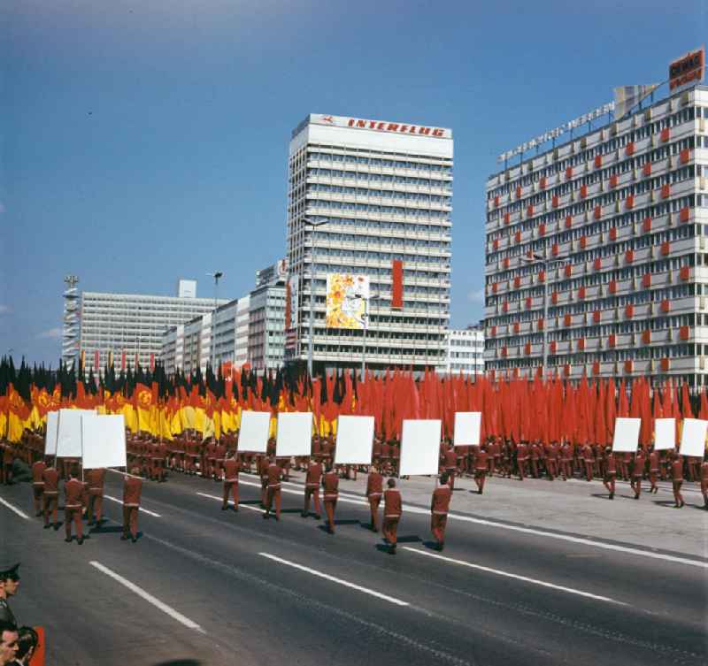Ein Spruchband 'Es lebe der 1. Mai 1975' wird bei der traditionellen Demonstration in der Hauptstadt der DDR, dem 'Internationalen Kampf- und Feiertag der Werktätigen für Frieden und Sozialismus', vor der Ehrentribüne vorbeigetragen, aufgenommen auf der Berliner Karl-Marx-Allee.