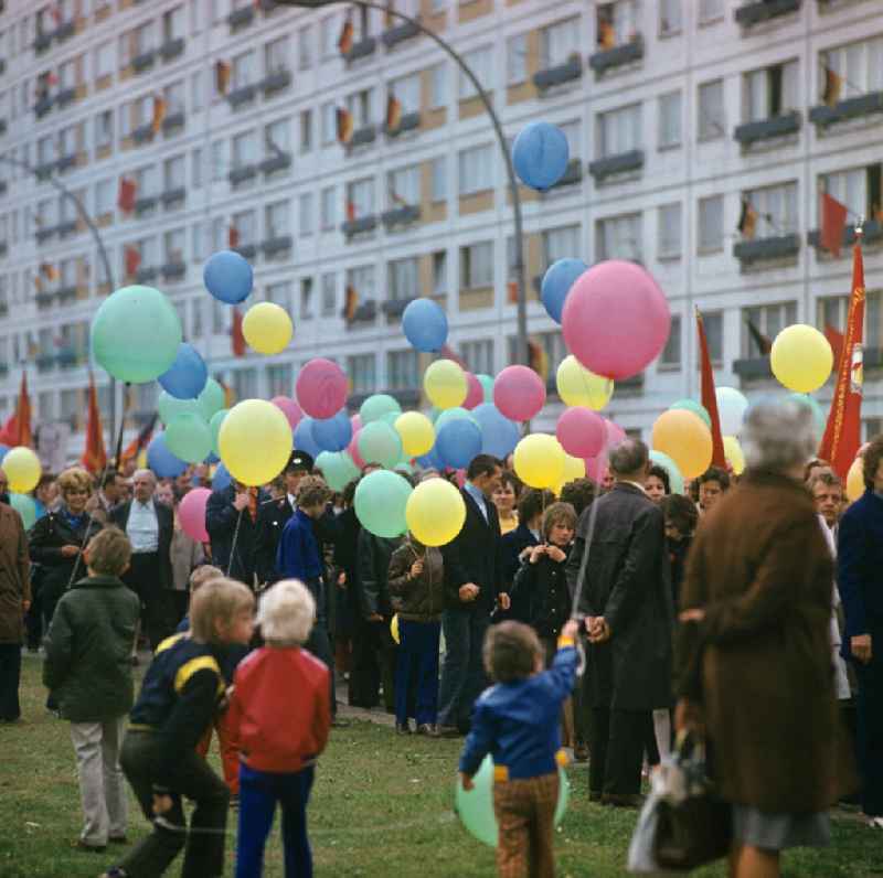 Am Rande der traditionellen Demonstration am 1. Mai 1974 in Berlin erfreuen sich Kinder an roten, blauen, grünen und gelben Luftballons.