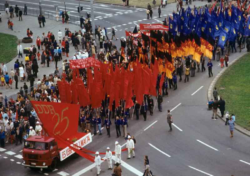 FDJ-, DDR- und Rote Fahnen werden hinter einem roten LKW W5