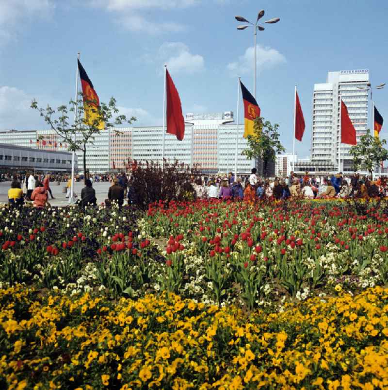 Zum 1. Maifeiertag 1973 ist der Alexanderplatz in Berlin mit Fahnen und Blumen festlich geschmückt. Im Hintergrund Blick auf das Haus des Reisens und das Haus der Elektrotechnik.
