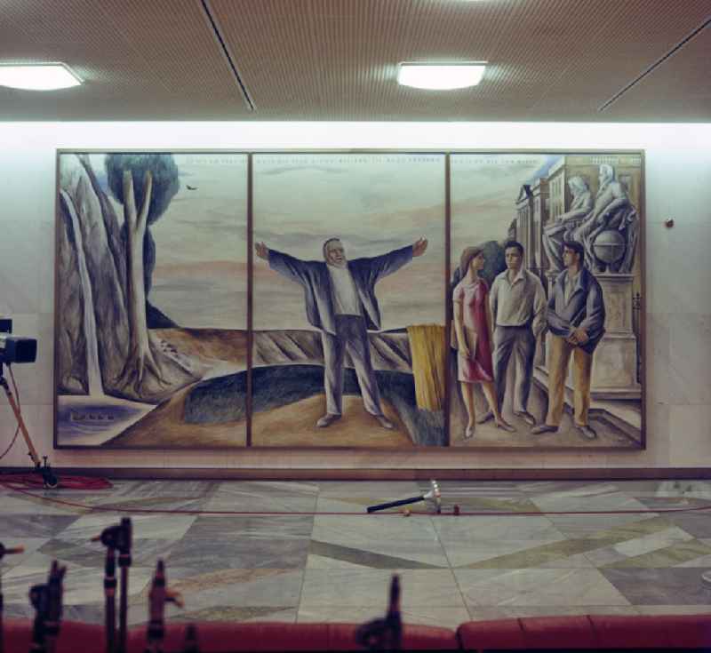 In den Foyers des Palastes der Republik in Berlin hängen mehrere großformatige Gemälde von 16 prominenten Künstlern und Malern der DDR, viele im Stil des Sozialistischen Realismus. Hier Blick auf das Wandbild 'Forscht, bis ihr wißt' von Arno Mohr.