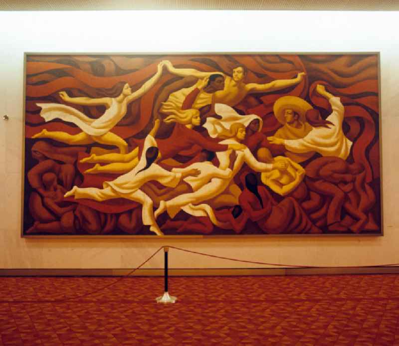 In den Foyers des Palastes der Republik in Berlin hängen mehrere großformatige Gemälde von 16 prominenten Künstlern und Malern der DDR, viele im Stil des Sozialistischen Realismus. Hier Blick auf das Wandbild 'Weltjugendlied' von Lothar Zitzmann.