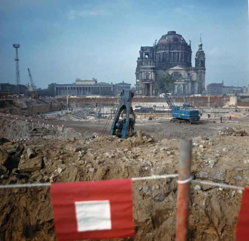 Im August 1973 beginnen in Ostberlins Mitte die Bauarbeiten am neuen 'Mehrzweckgebäude' der DDR, dem Palast der Republik (PdR) - hier Blick auf die Baustelle mit dem Berliner Dom und dem Alten Museum im Hintergrund. Der neue Kulturpalast wurde an der Stelle des 195