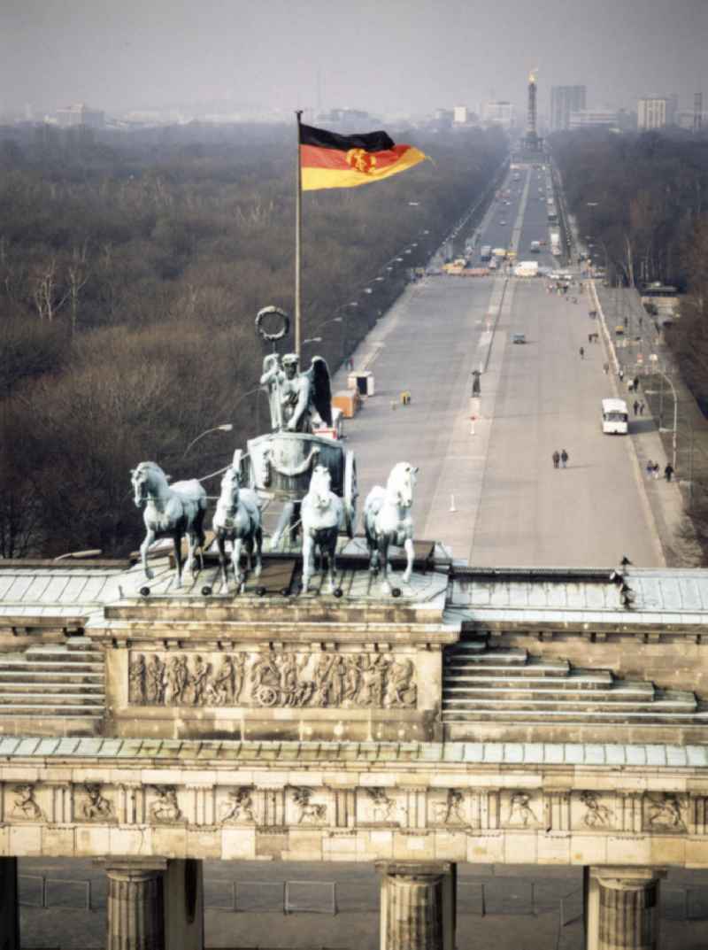 Blick auf die mit der DDR-Fahne geschmückte Quadriga des Brandenburger Tor am Pariser Platz in Berlin-Mitte vor der Einholung zur Wiedervereinigung.