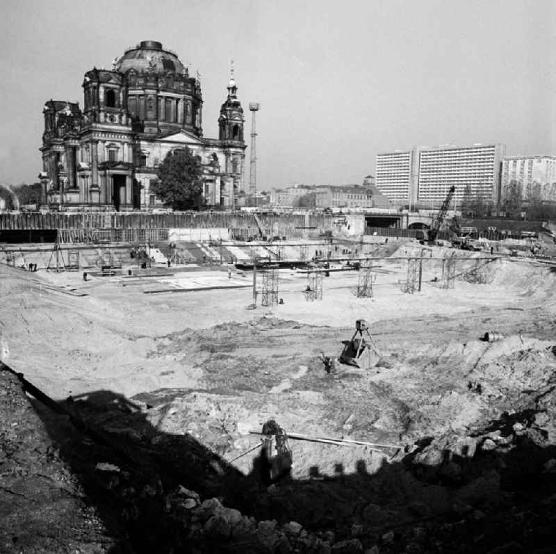 Im August 1973 beginnen in Ostberlins Mitte die Bauarbeiten am neuen 'Mehrzweckgebäude' der DDR, dem Palast der Republik (PdR) - hier Blick auf die Baustelle mit dem Berliner Dom im Hintergrund. Der neue Kulturpalast wurde an der Stelle des 195