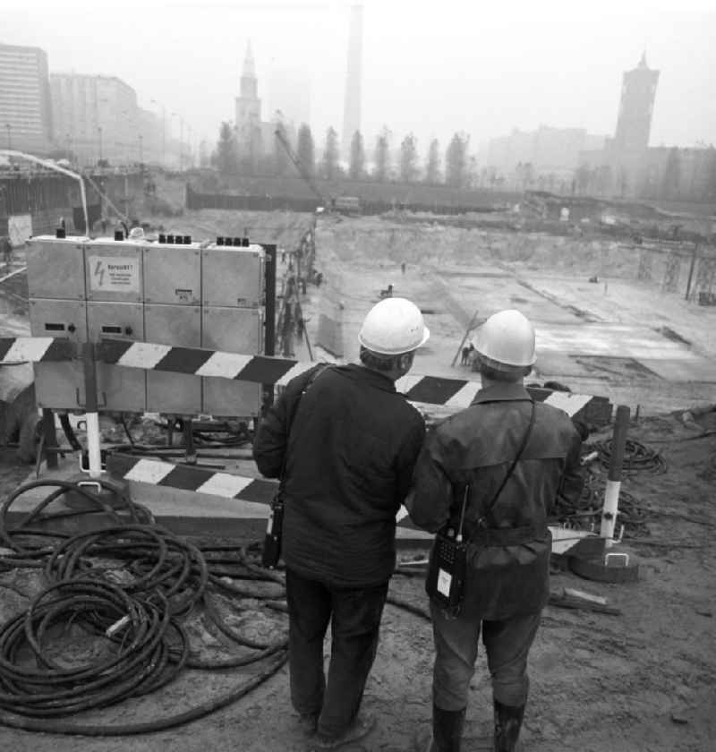 Im August 1973 beginnen in Ostberlins Mitte die Bauarbeiten am neuen 'Mehrzweckgebäude' der DDR, dem Palast der Republik (PdR) - hier der Blick auf die Baustelle mit der Marienkirche, dem Fernsehturm und dem Roten Rathaus im Hintergrund. Der neue Kulturpalast wurde an der Stelle des 195