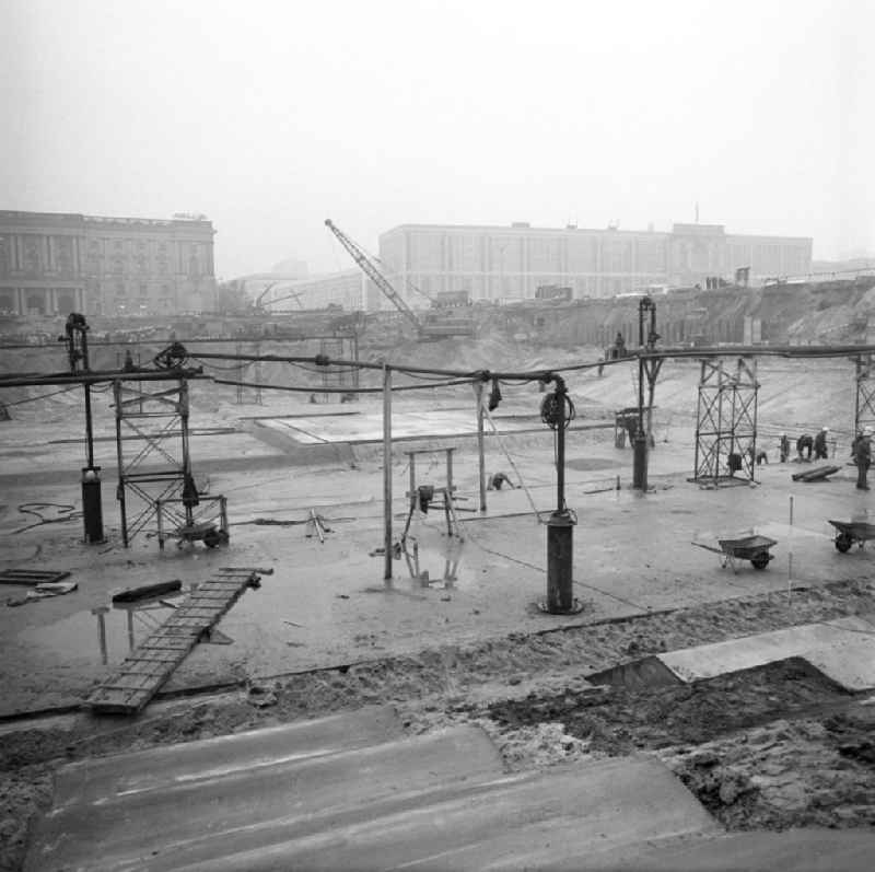 Im August 1973 beginnen in Ostberlins Mitte die Bauarbeiten am neuen 'Mehrzweckgebäude' der DDR, dem Palast der Republik (PdR) - hier der Blick auf die Baustelle mit dem Neuen Marstall (l) und dem Staatsratsgebäude im Hintergrund. Der neue Kulturpalast wurde an der Stelle des 195