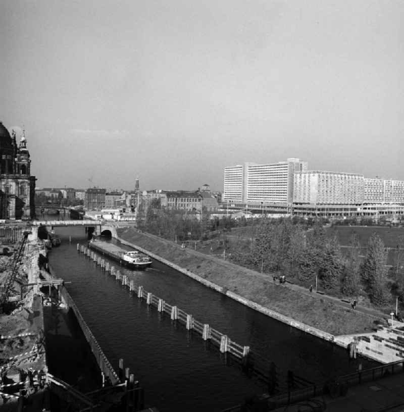 Im August 1973 beginnen in Ostberlins Mitte die Bauarbeiten am neuen 'Mehrzweckgebäude' der DDR, dem Palast der Republik (PdR) - hier der Blick auf die Baustelle mit dem Berliner Dom, der Spree und Neubauten in Plattenbauweise im Hintergrund. Der neue Kulturpalast wurde an der Stelle des 195