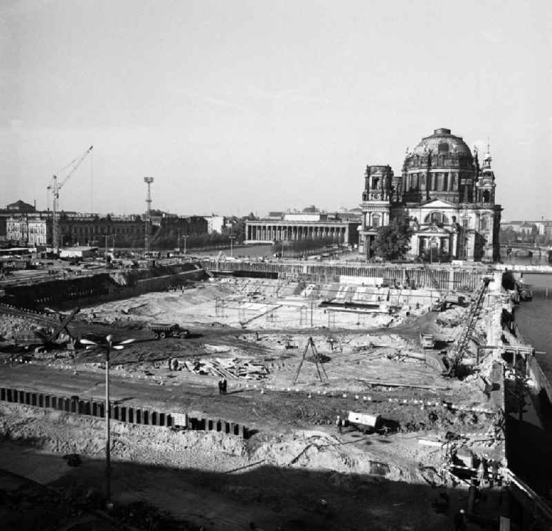 Im August 1973 beginnen in Ostberlins Mitte die Bauarbeiten am neuen 'Mehrzweckgebäude' der DDR, dem Palast der Republik (PdR) - hier der Blick auf die Baustelle mit dem Berliner Dom, dem Alten Museum, dem Zeughaus und der Spree im Hintergrund. Der neue Kulturpalast wurde an der Stelle des 195