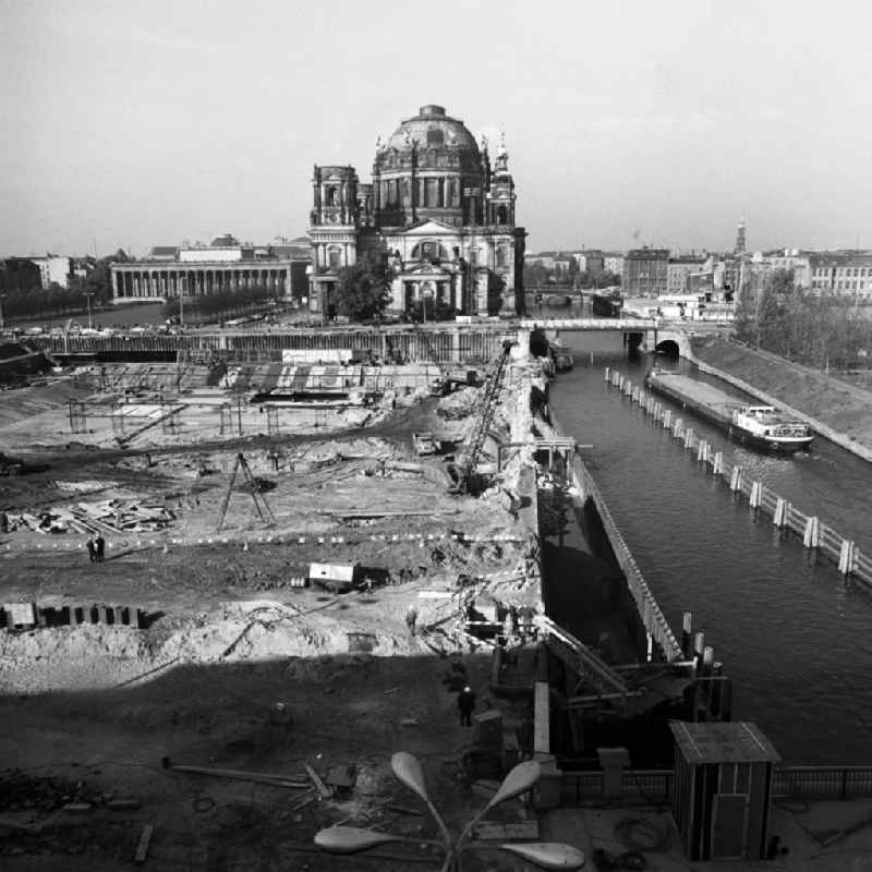 Im August 1973 beginnen in Ostberlins Mitte die Bauarbeiten am neuen 'Mehrzweckgebäude' der DDR, dem Palast der Republik (PdR) - hier der Blick auf die Baustelle mit dem Berliner Dom, dem Alten Museum und der Spree im Hintergrund. Der neue Kulturpalast wurde an der Stelle des 195