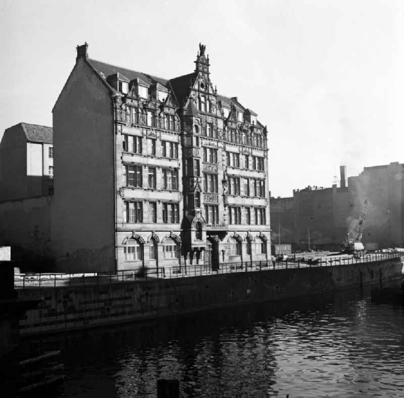 Das 1895 von Carl Ganse aus rotem Sandstein erbaute Kurfürstenhaus am Spreeufer im Nikolaiviertel von Berlin gehört zu den wenigen historischen Gebäuden, die dem Nikolaiviertel nach dem Zweiten Weltkrieg erhalten blieben. Das älteste Berliner Stadtviertel war erst in den Jahren 1980 bis 1987 zur 75