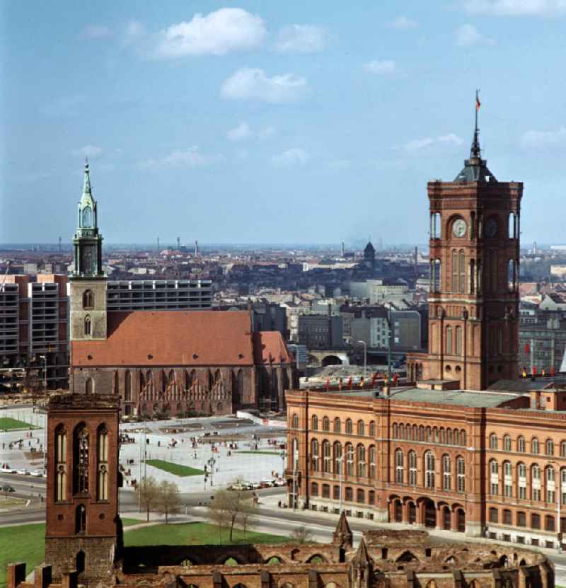 Blick auf das Rote Rathaus und die Marienkirche in Berlins neuer Mitte, im Vordergrund die Ruine der Nikolaikirche. Das Rote Rathaus und die Marienkirche gehörten zu den wenigen historischen Gebäuden, die der in den 60er und 70er Jahren nach sozialistischen Vorstellungen erfolgten Umgestaltung von (Ost-)Berlins Zentrum nicht weichen mußten. Ein Sinneswandel erfolgte erst in den 8