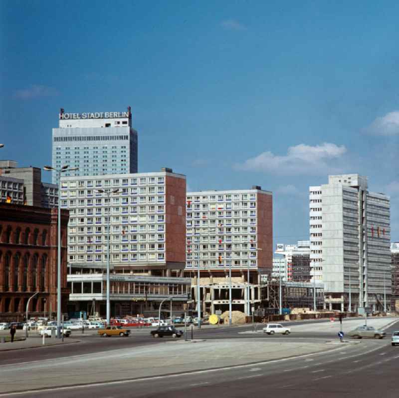 Blick auf Berlins neue Mitte mit den neu errichteten Rathauspassagen an der Grunerstraße und dem Hotel Stadt Berlin im Hintergrund. Mit der Errichtung des Fernsehturms sowie der Umgestaltung seiner Umgebung Mitte der 6