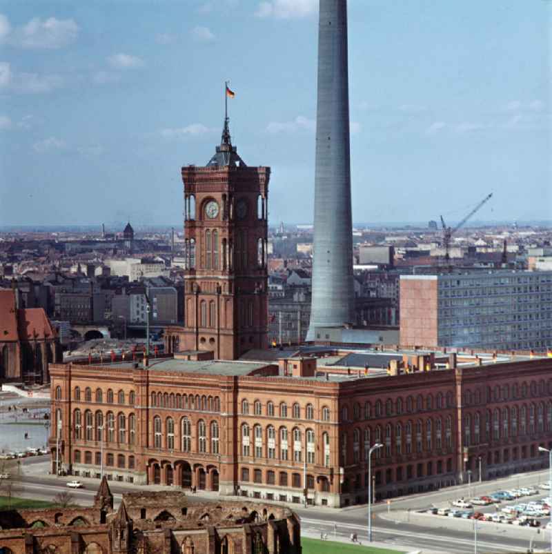 Blick auf das neu errichtete Hotel Stadt Berlin. Auf dem Hoteldach prangt das Stadtwappen mit dem Berliner Bären. 1970 als Interhotel eröffnet, wohnten in dem 200