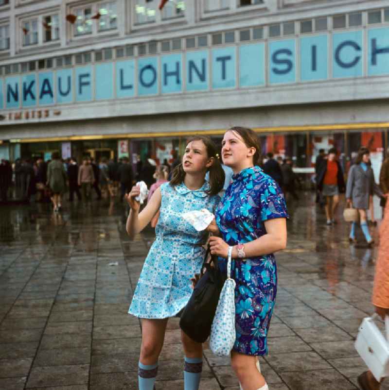 'Einkauf lohnt sich' steht an dem von 1967 bis 1970 errichteten Centrum Warenhaus auf dem Berliner Alexanderplatz. Auf bis zu 15.00