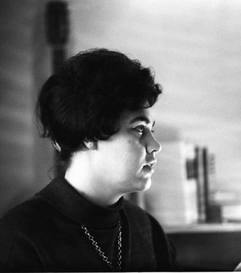 Porträtaufnahme der bekannten DDR-Schriftstellerin und Lyrikerin Gisela Steineckert. Gisela Steineckert war seit 1957 freischaffend schriftstellerisch tätig und schrieb zu dieser Zeit für Zeitungen und Zeitschriften sowie Hörspiele.