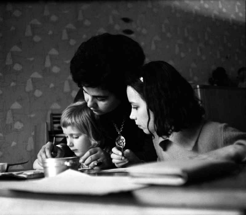 Die bekannte DDR-Schriftstellerin und Lyrikerin Gisela Steineckert malt mit ihrer Tochter Kirsten (r) und Christine Kahlau, Tochter des Schriftstellers Heinz Kahlau, ein Bild. Gisela Steineckert und Heinz Kahlau waren Anfang der 6