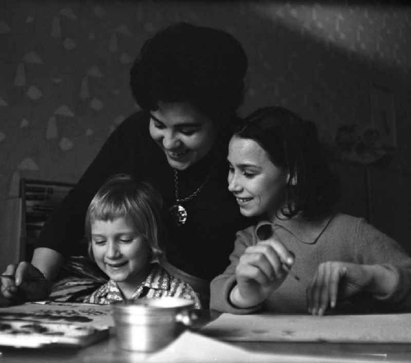 Die bekannte DDR-Schriftstellerin und Lyrikerin Gisela Steineckert malt mit ihrer Tochter Kirsten (r) und Christine Kahlau, Tochter des Schriftstellers Heinz Kahlau, ein Bild. Gisela Steineckert und Heinz Kahlau waren Anfang der 6