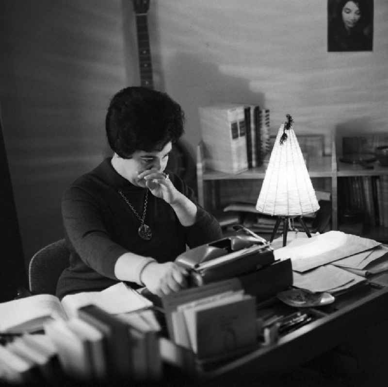 Die bekannte DDR-Schriftstellerin und Lyrikerin Gisela Steineckert bei ihrer Arbeit. Gisela Steineckert war seit 1957 freischaffend schriftstellerisch tätig und schrieb zu dieser Zeit für Zeitungen und Zeitschriften sowie Hörspiele.
