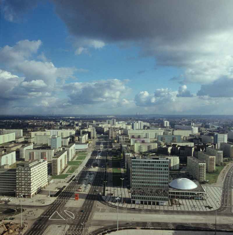 Berlin Neubauten in Plattenbauweise prägen das Bild von Berlins neuer Mitte - hier Blick in Richtung Karl-Marx-Allee, aufgenommen Anfang 7