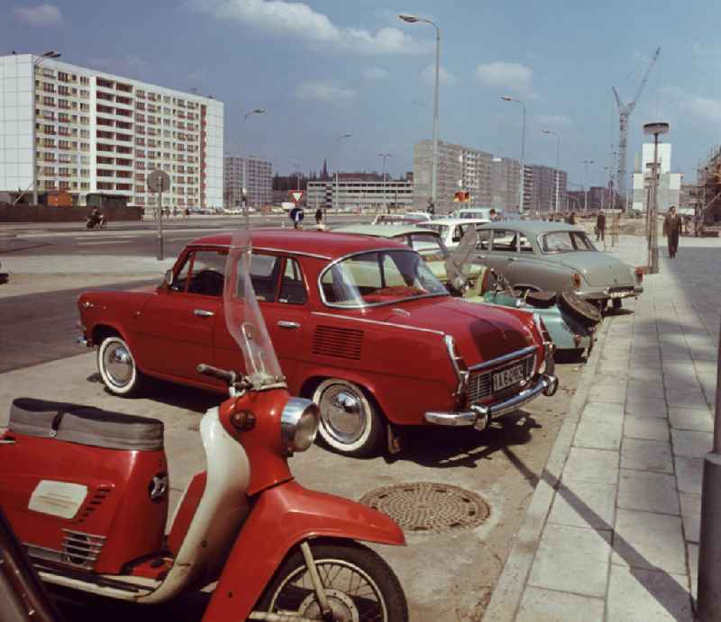 Moderne Neubauten sollen Ost-Berlin als Hauptstadt der DDR das Antlitz einer sozialistischen Großstadt verleihen - hier Blick von der Mollstraße entlang der Otto-Braun-Straße in Richtung Prenzlauer Berg. Der bestehende Wohnungsmangel entwickelte sich in der DDR seit den 6