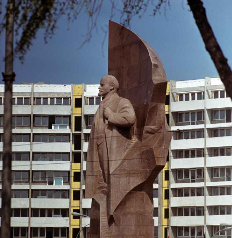 Blick auf die steinerne Figur des Revolutionärs Lenin, der seit April 197
