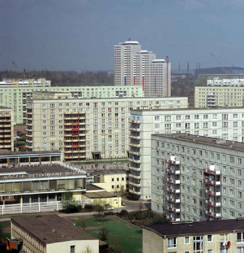Moderne Neubauten sollen Ost-Berlin als Hauptstadt der DDR das Antlitz einer sozialistischen Großstadt verleihen - hier Blick auf die Hochhäuser entlang der Karl-Marx-Allee, dazwischen der Pavillon, in dem sich das beliebte 'Café Moskau' befindet. Der bestehende Wohnungsmangel entwickelte sich in der DDR seit den 6