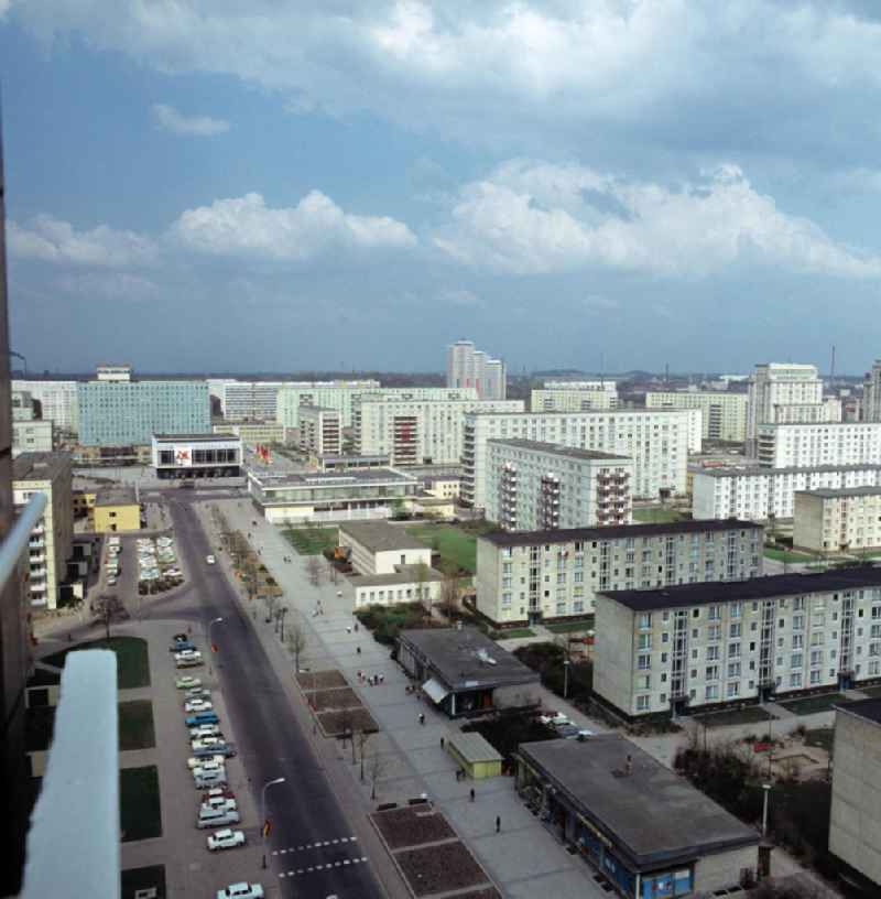 Moderne Neubauten sollen Ost-Berlin als Hauptstadt der DDR das Antlitz einer sozialistischen Großstadt verleihen - hier Blick auf die Hochhäuser entlang der Schillingstraße zum 'Café Moskau' (r), dem Kino 'International' und dem 'Hotel Berolina'. Der bestehende Wohnungsmangel entwickelte sich in der DDR seit den 6
