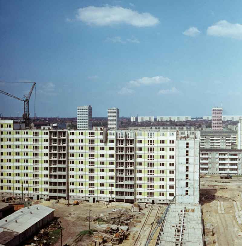 Moderne Neubauten sollen Ost-Berlin als Hauptstadt der DDR das Antlitz einer sozialistischen Großstadt verleihen. Der bestehende Wohnungsmangel entwickelte sich in der DDR seit den 6