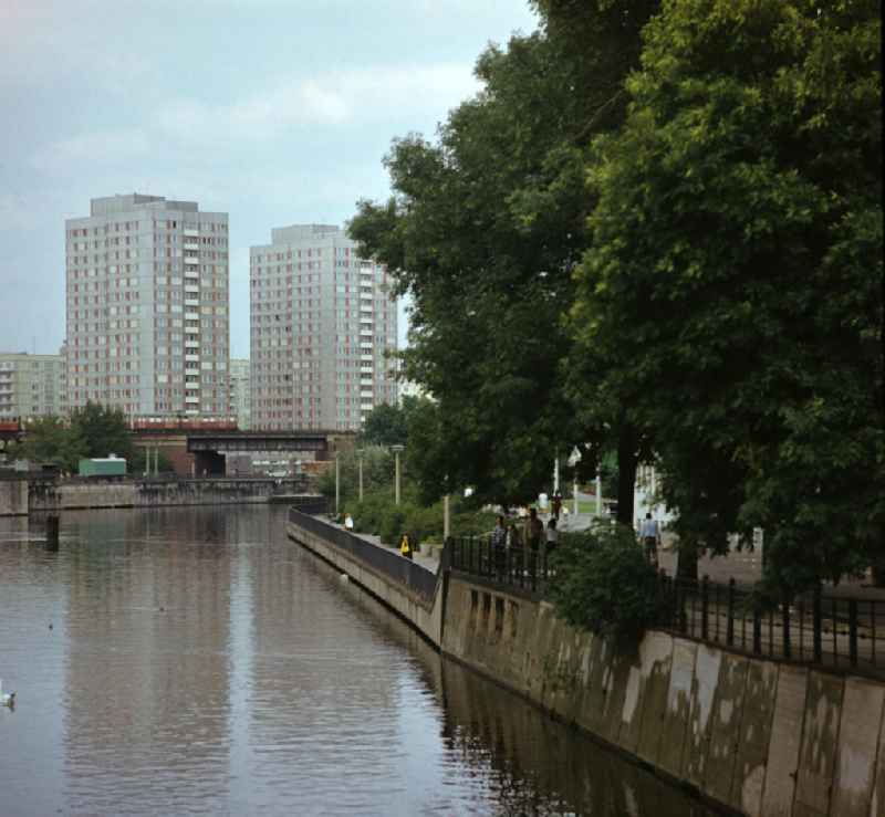 Blick auf die Jannowitzbrücke über die Spree in Berlin-Mitte mit den Hochhäusern an der Holzmarktstraße im Hintergrund. Moderne Neubauten sollen Ost-Berlin als Hauptstadt der DDR das Antlitz einer sozialistischen Großstadt verleihen. Der bestehende Wohnungsmangel entwickelte sich in der DDR seit den 6