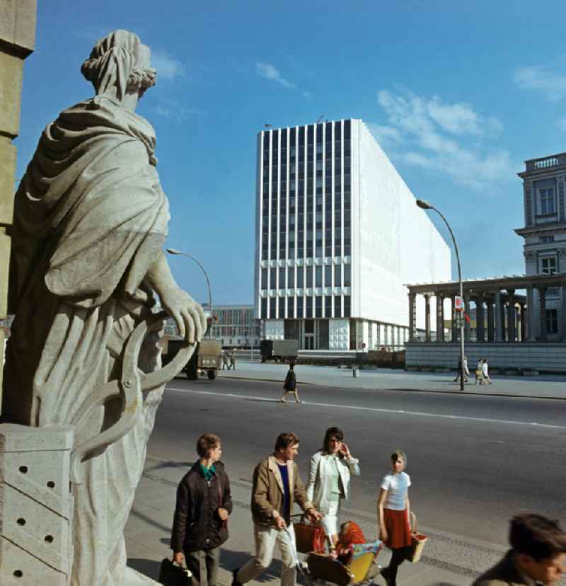 Ein Familie läuft am Zeughaus Unter den Linden in Berlin-Mitte vorbei. Im Hintergrund das Staatsratsgebäude (l), das Ministerium für Auswärtige Angelegenheiten der DDR (MfAA) und das Kronprinzenpalais. Das Gebäude des Außenministeriums wurde 1996 abgerissen und durch den Wiederaufbau der Alten Kommandantur ersetzt.