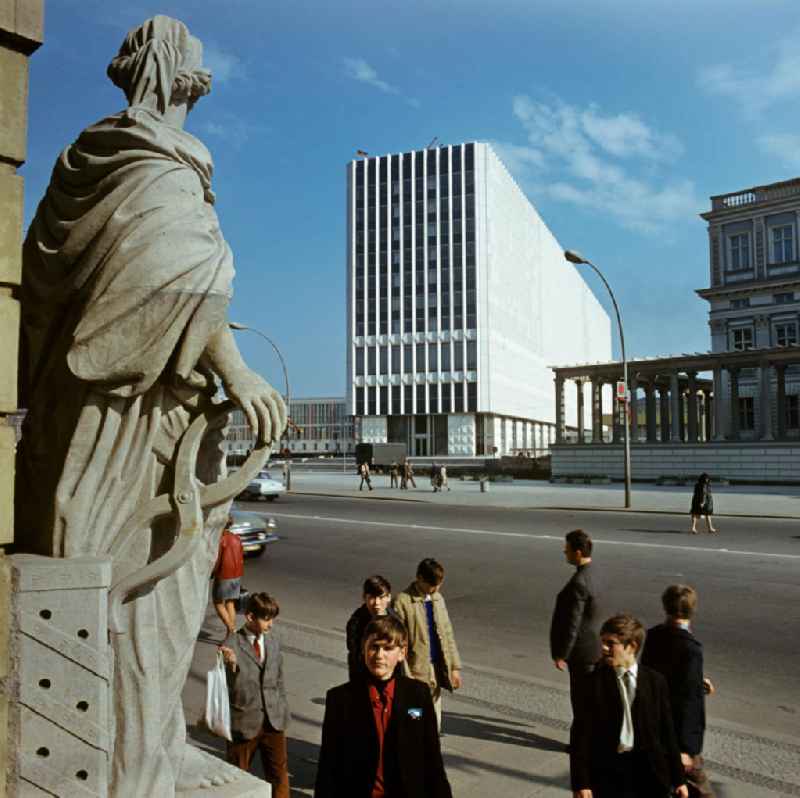 Jungs in Anzug und Krawatte laufen am Zeughaus Unter den Linden in Berlin-Mitte vorbei. Im Hintergrund das Staatsratsgebäude (l), das Ministerium für Auswärtige Angelegenheiten der DDR (MfAA) und das Kronprinzenpalais. Das Gebäude des Außenministeriums wurde 1996 abgerissen und durch den Wiederaufbau der Alten Kommandantur ersetzt.