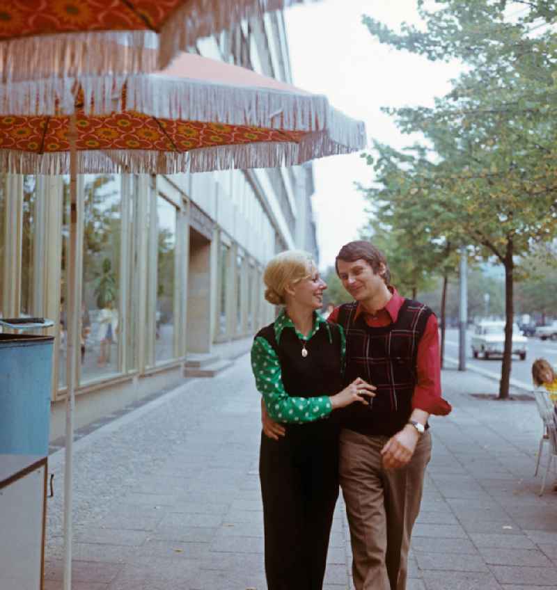 Frisch verliebt schaut dieses junge Paar beim Flanieren Unter den Linden in Berlin-Mitte.