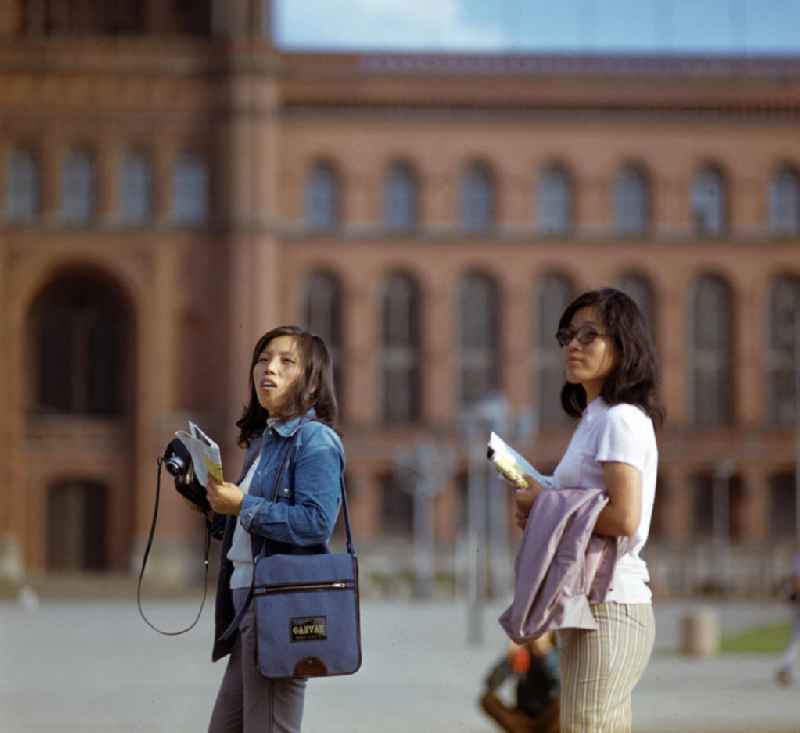 Zwei ausländische Touristinnen mit Reiseführer und Kamera ausgerüstet, besichtigen Berlins neue Mitte auf dem Platz vor dem Roten Rathaus. Mit der Errichtung des Fernsehturmes sowie der Umgestaltung seiner Umgebung Mitte der 6