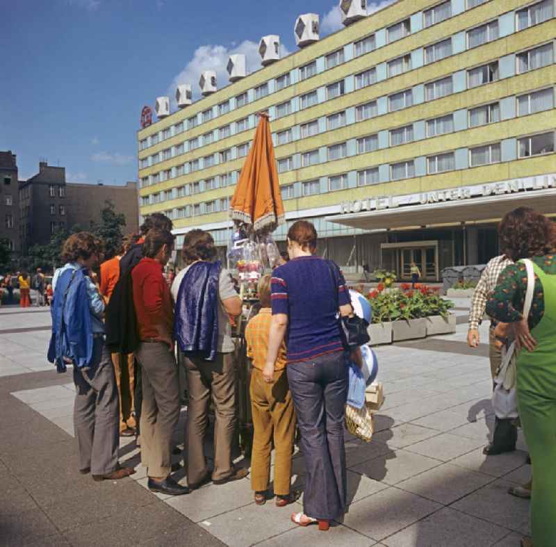 An einem Souvenirstand vor dem Interhotel 'Unter den Linden' in Berlin-Mitte können Touristen kleine und große Andenken an ihren Aufenthalt erwerben. Das Mitte der 60er Jahre errichtete Hotel an der Friedrichstraße / Ecke Unter den Linden war eines der ersten Neubauten der Interhotel-Kette der DDR. Das Gebäude wurde 20