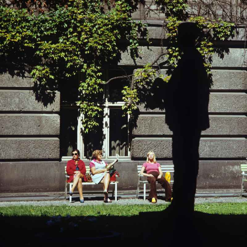 Eine grüne Oase der Erholung ist der Hof der Deutschen Staatsbibliothek Unter den Linden in Berlin-Mitte, wo die Besucher ungestört eine Ruhepause einlegen können. Im Vordergrund die Statue 'Lesender Arbeiter' des Bildhauers Werner Stötzer.